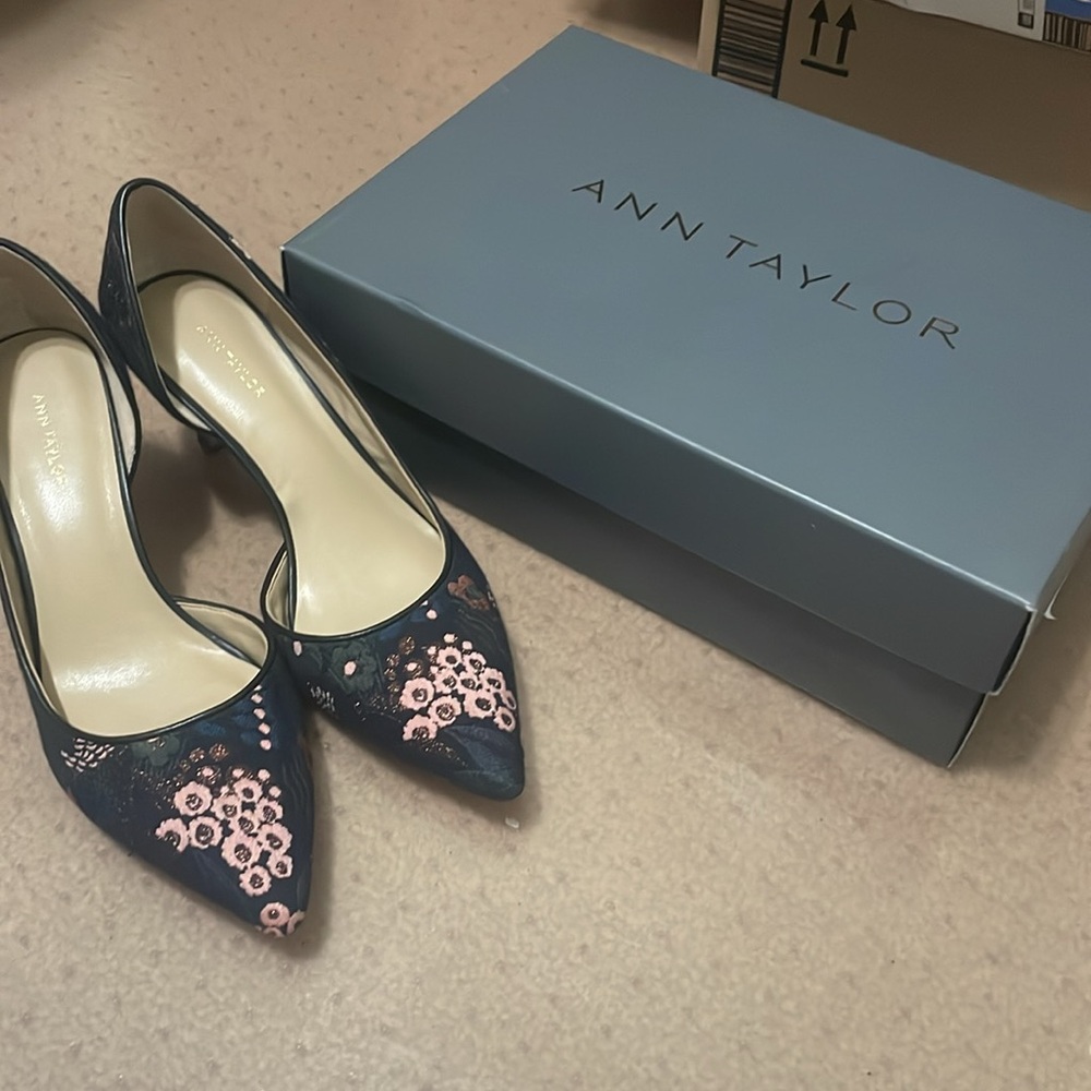 Ann Taylor Heels Mari Printed Dorsey Pump. Size 7.5 and width is M. Color Blue